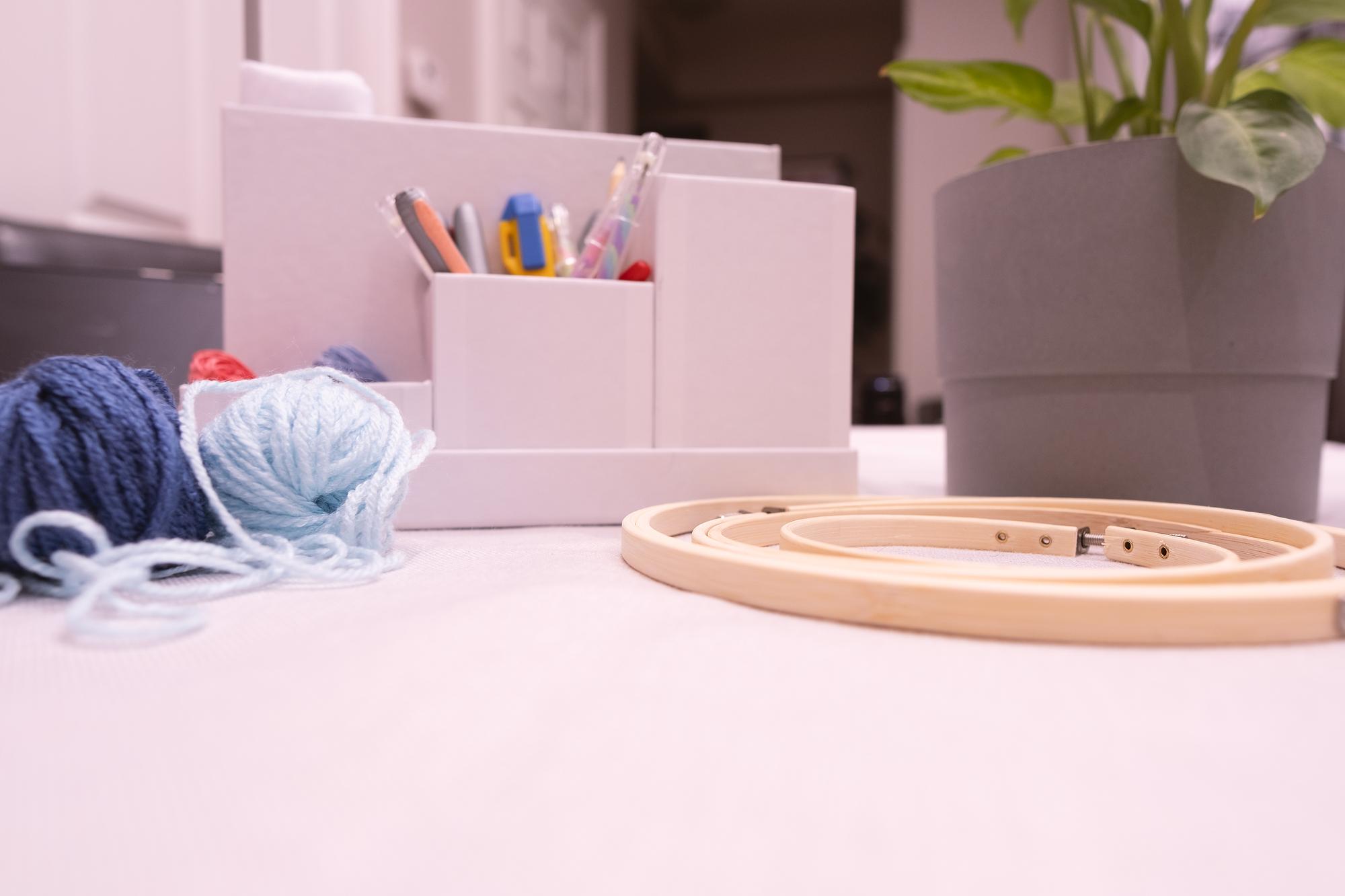 Interno dello studio di ricamo con attrezzi