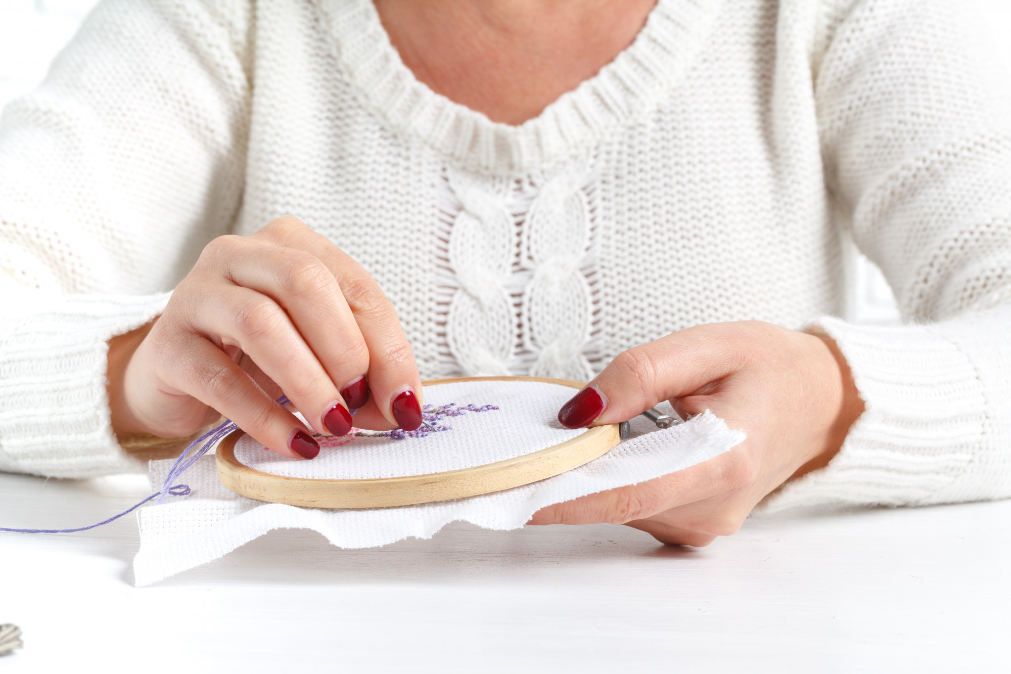 Tutor che mostra un ricamo dettagliato